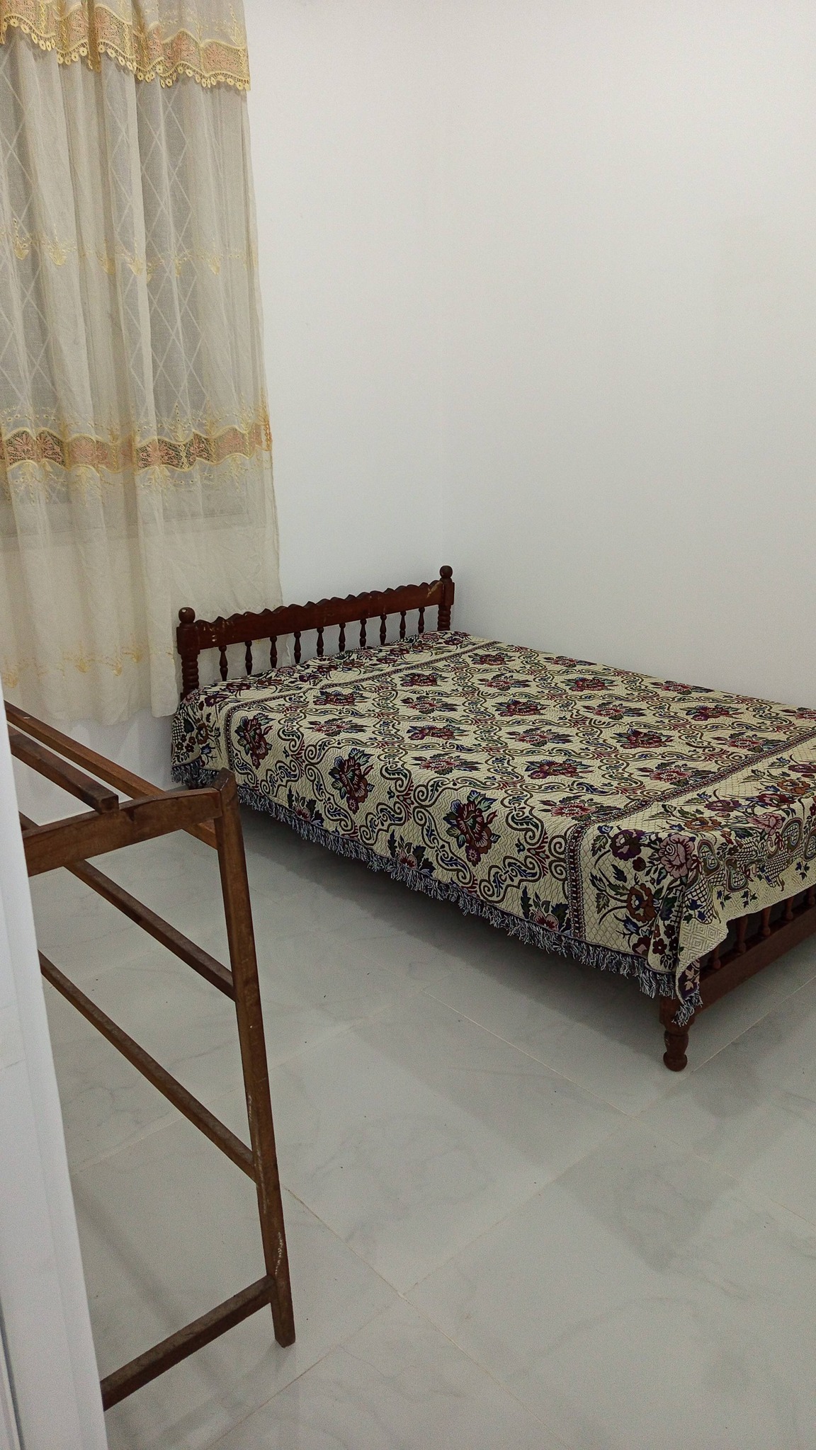 A single room is available for respectable working Girl at Navinna.