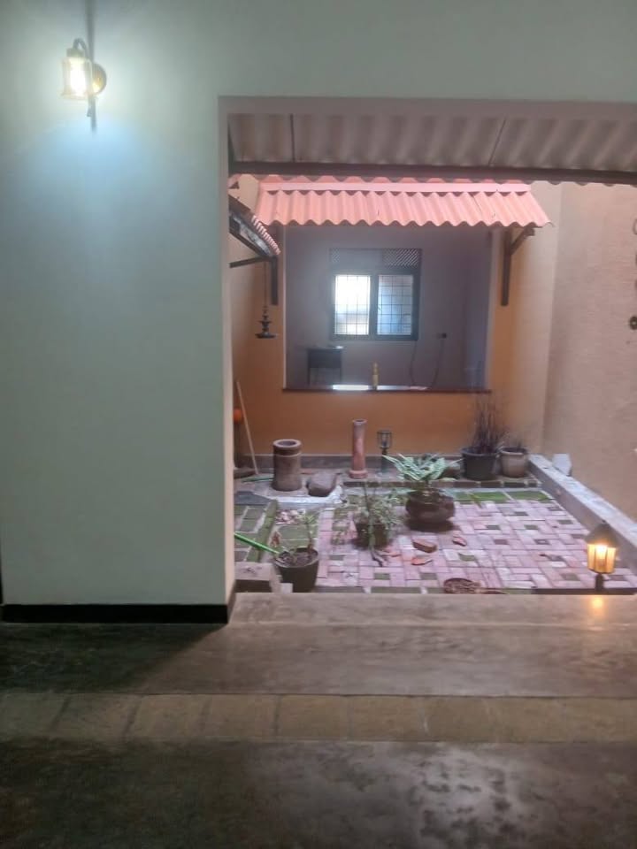 Colombo 6 Papiliyana semi furnished two storied stand alone house in rent
