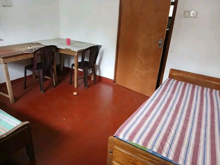 කැම්පස් පිරිමි ළමුන් 4ක් සදහා Boarding rooms  ඇත.