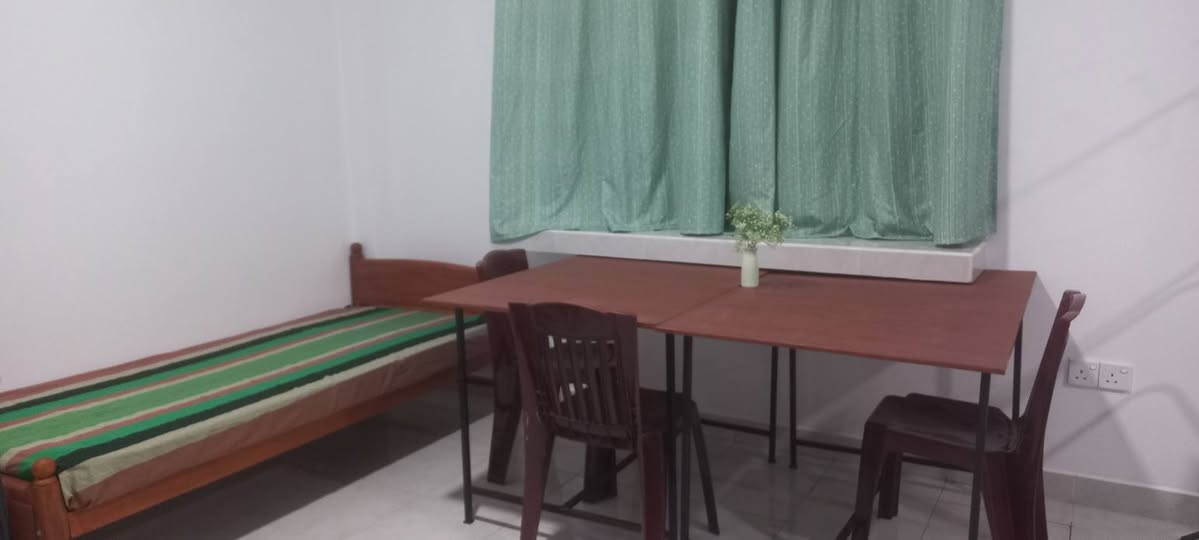 A space available for a girl in upstair shared room in Kiribathgoda 