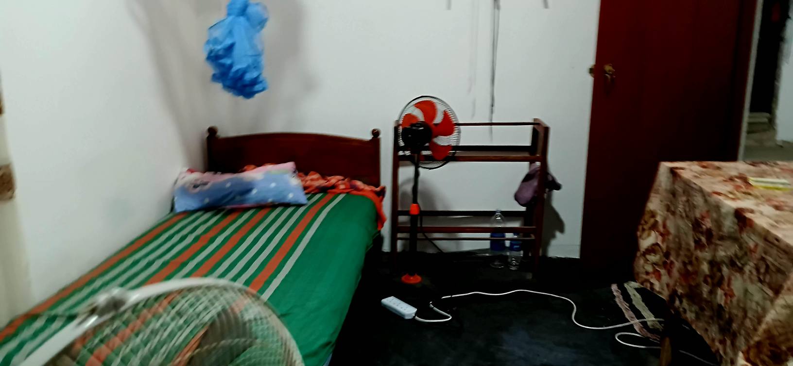 මහරගම  දැනට ඒක් පිරිමි ලමයකුට sharing  කාමරයක් ඇත. -  in , 