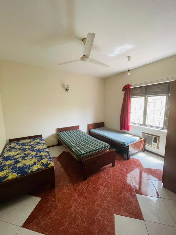 We are looking for a roommate
