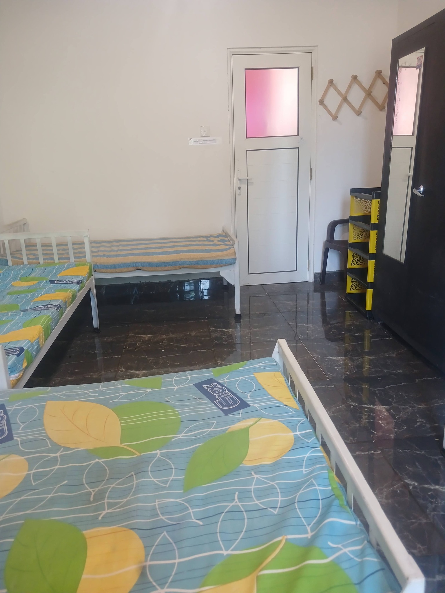 රැකියාවේ යෙදෙන ගැහැණු අය සඳහා single or sharing rooms ඇත.
